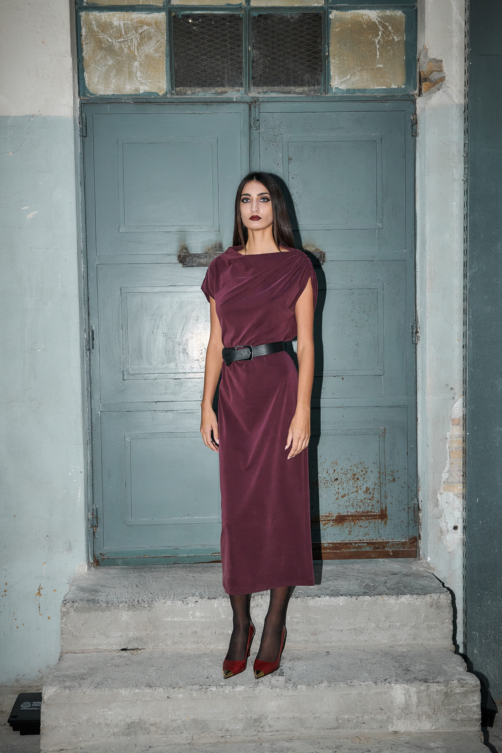 Φόρεμα με σούρα στον ώμο